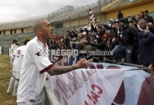 FOTO- La squadra: “Ci dispiace”. Gli Ultras: “Andate via!”