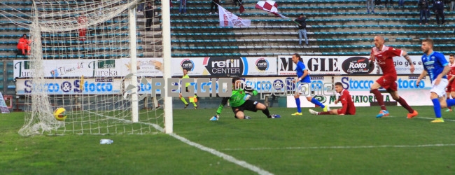 Reggina, prima sconfitta casalinga del 2015