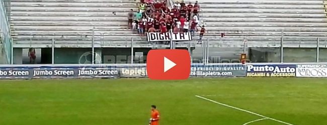 [VIDEO] “Non tifo per gli squadroni, tifo per te” anche al Veneziani abbraccio Reggina-Ultras