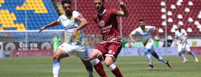 Reggina, finale con batosta: Novakovich trascina il Frosinone al Granillo