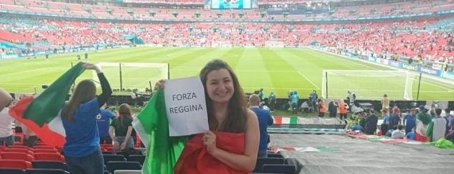 “Forza Reggina”: il cartello di Alessia nella notte di Wembley