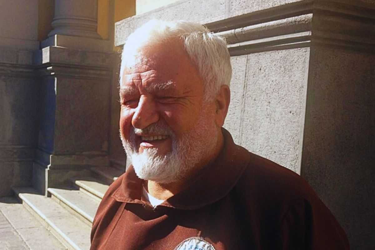 Padre Fedele sorridente davanti al tribunale